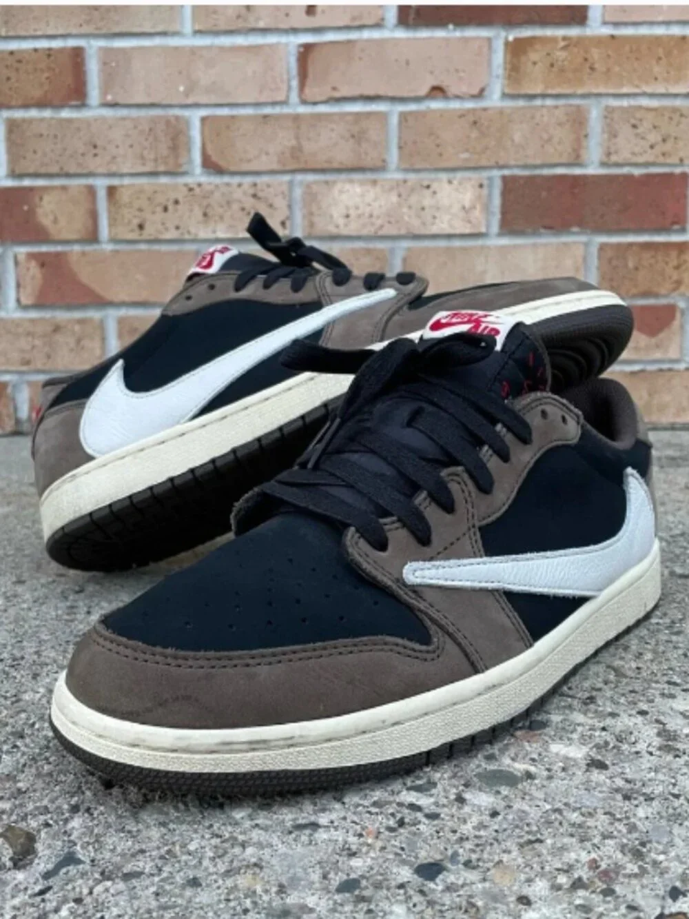 Jordan 1 Low Travis Scott